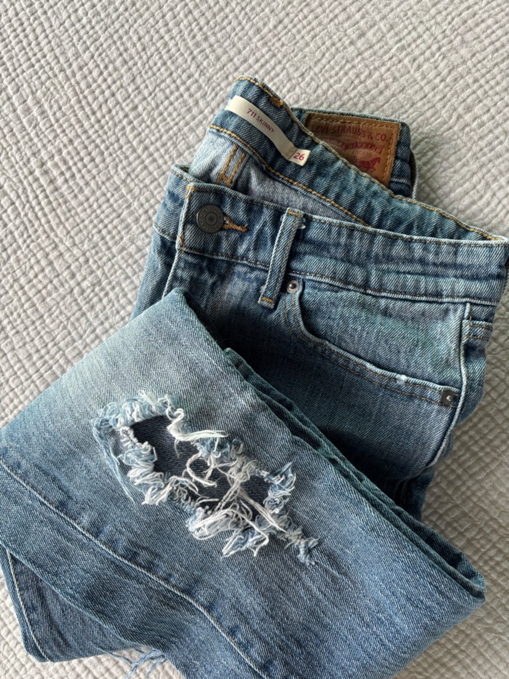 Levi’s 711 Skinny Jeans Distressed Light Wash Size 26